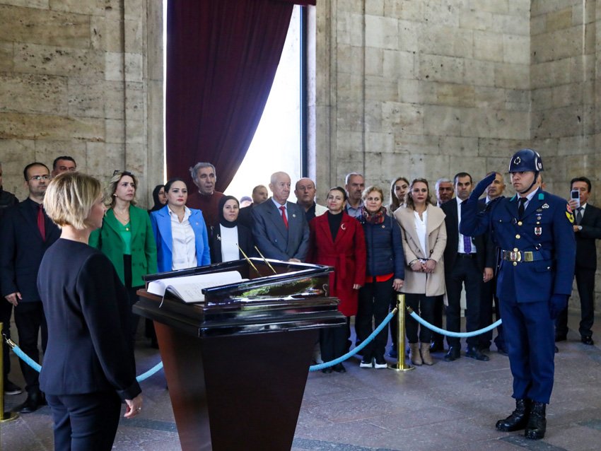 etimesgut-belediye-baskan-yardimcisi-keyvan-muhtarlar-gununde-anitkabiri-ziyaret-etti