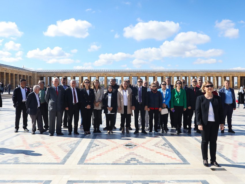 etimesgut-belediye-baskan-yardimcisi-keyvan-muhtarlar-gununde-anitkabiri-ziyaret-etti