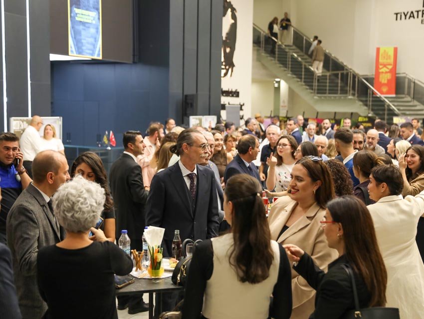 1-uluslararasi-kent-tiyatro-festivali-kentfest-etimesgut-basladi