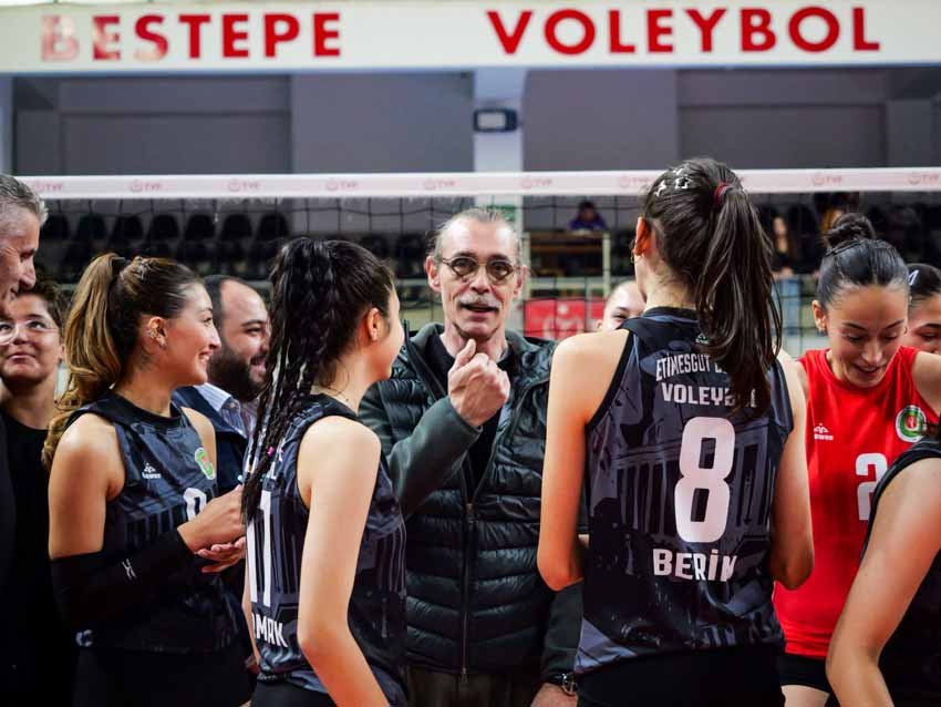 Türkiye Voleybol Federasyonu tarafından Başkent Voleybol Salonunun içinde antrenman ve