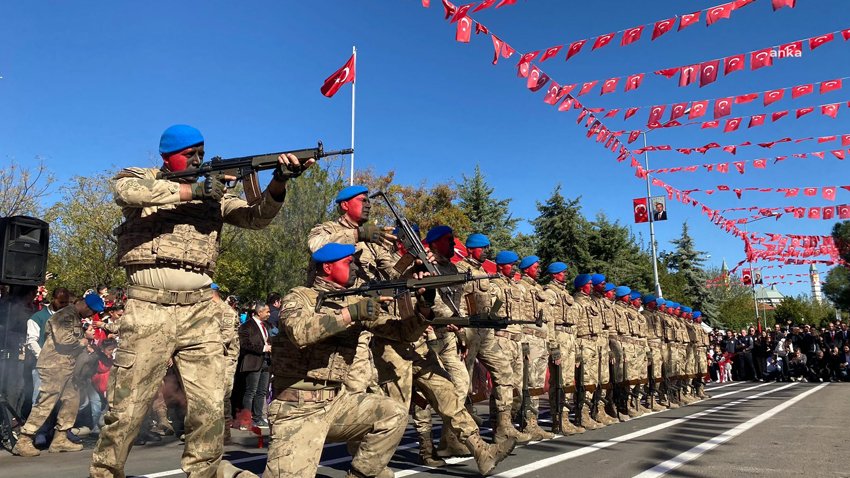 cumhuriyet-bayrami-kutlaniyor-diyarbakirda-cumhuriyetin-101inci-yil-donumu-coskusu