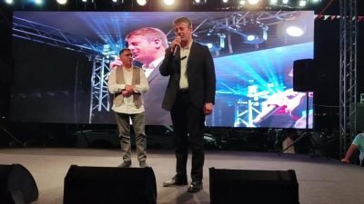 Adıyaman Belediyesi'nin düzenlediği dayanışma konserinde, Erdal Erzincan binlerce izleyiciyle buluştu.