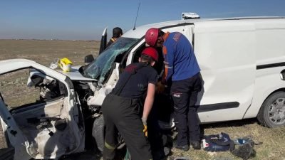 Aksaray Yeşilova yolunda iki otomobil kafa kafaya çarpıştı. Kazada 1