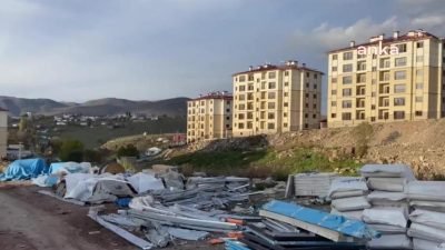 Ardahan TOKİ inşaatında çalışan bir grup alçı ustası, dört aylık