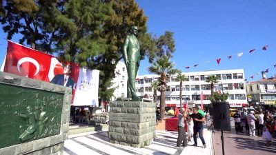 Ayvalık Belediye Başkanı Mesut Ergin, bugün ilçedeki Atatürk Anıtı'na yapılan