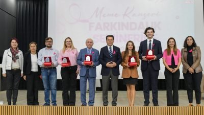 Esenyurt Belediyesi’nin meme kanserine karşı farkındalık oluşturmak amacıyla düzenlediği seminerde,