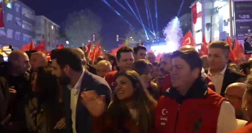Cumhuriyet'in 101. yılı kutlamaları kapsamında Bağdat Caddesi'nde fener alayı düzenlendi.