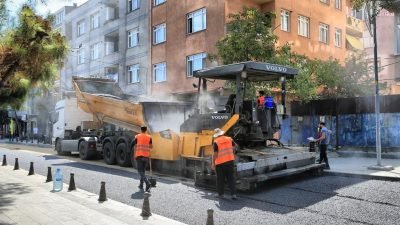 Bayrampaşa Belediyesi Fen İşleri Müdürlüğü’ne bağlı ekipler, kaldırımı ve asfaltı