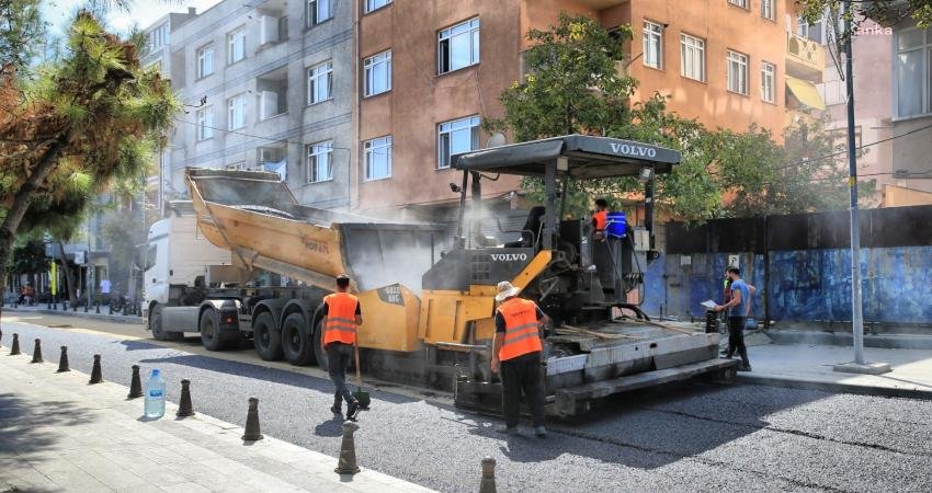 Bayrampaşa Belediyesi Fen İşleri Müdürlüğü’ne bağlı ekipler, kaldırımı ve asfaltı