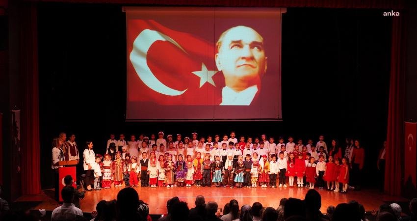 Beylikdüzü’nde 29 Ekim Cumhuriyet Bayramı etkinlikleri başladı. İlçedeki Gündüz Çocuk
