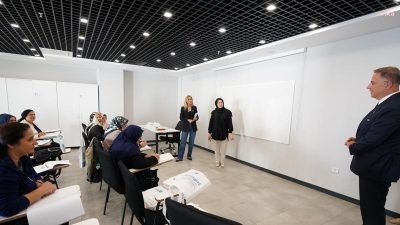 Beylikdüzü Belediyesi’nin ilçedeki okuma yazma oranını yüzde 100’e çıkarmayı hedefleyen