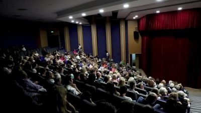 Bodrum Belediyesi Şehir Tiyatroları, “Neşeli Gazino” oyunuyla yeni sezonda perdelerini