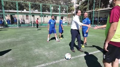 Bornova Belediyesi’nde birimler arası futbol turnuvası başladı. Açılış maçının başlama