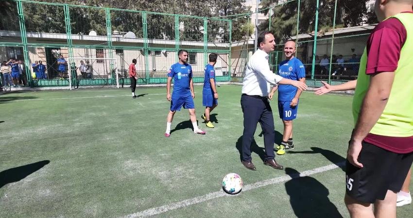 Bornova Belediyesi’nde birimler arası futbol turnuvası başladı. Açılış maçının başlama