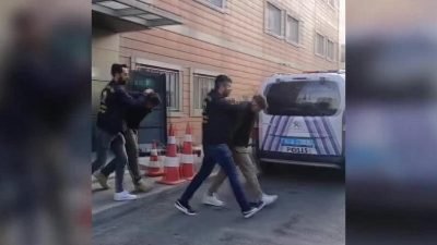 İstanbul'da, plakasında "koruma" yazan bir çakarlı araçtan indirilen ve üstlerinde