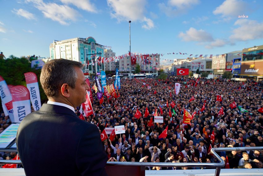 chpden-kayyuma-tepki-mitingi-ozgur-ozelden-cumhurbaskani-erdogana-esenyurt-meydan-sana-sesleniyor-hukumet-istifa-diyorlar-milletin-hesabi-koltuk-hesabini-bozaca