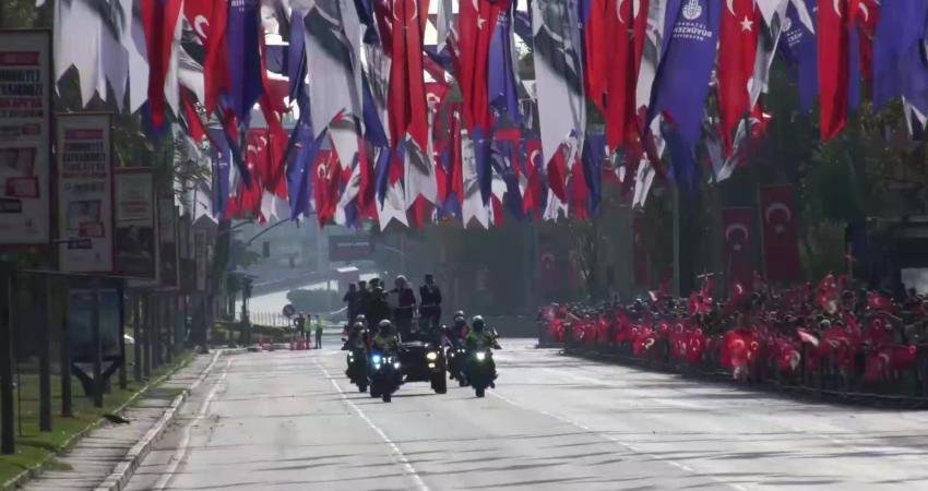 İstanbul’da Cumhuriyet’in 101’inci kuruluş yıl dönümü kutlamaları nedeniyle Vatan Caddesi’nde