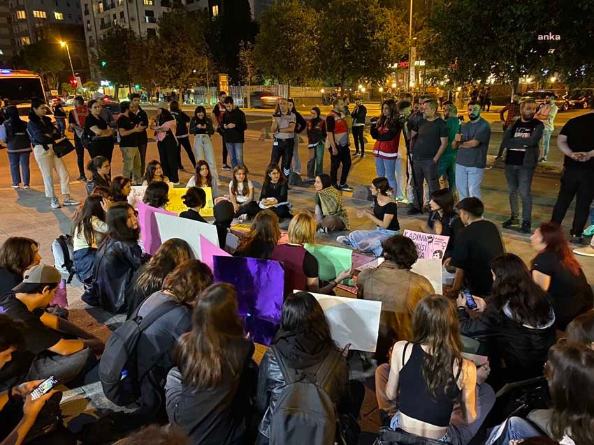 marmara-universitesi-goztepe-kampusu-onunde-kadin-cinayetlerini-protesto-eyleminde-4-genc-gozaltina-alindi