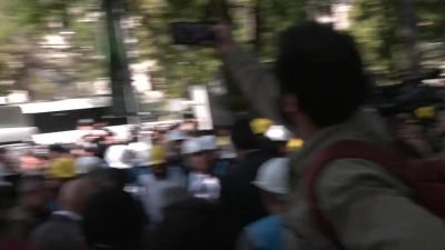 Enerji ve Tabii Kaynaklar Bakanlığı'na yürümek isteyen Fernas işçileri, polis