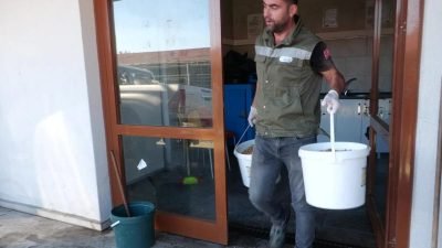 Esenyurt Belediyesi, sokak hayvanları için mama ve su desteğini sürdürüyor.