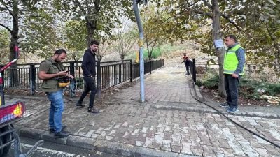 Esenyurt Belediyesi ekipleri, yoğun yağış sonrası Piri Reis Mahallesi'ndeki köprüye akan
