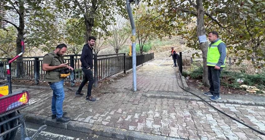 Esenyurt Belediyesi ekipleri, yoğun yağış sonrası Piri Reis Mahallesi'ndeki köprüye akan