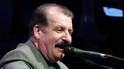 Esenyurt Kardeş Kültürler Festivali'nin üçüncü gününde âşıklar sahnedeydi. Âşıklık geleneğinin