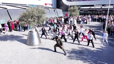 Esenyurt Belediyesi Halk Dansları Topluluğu’nun 400 kişiden oluşan dans ekibi,
