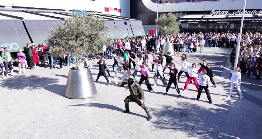 Esenyurt Belediyesi Halk Dansları Topluluğu’nun 400 kişiden oluşan dans ekibi,