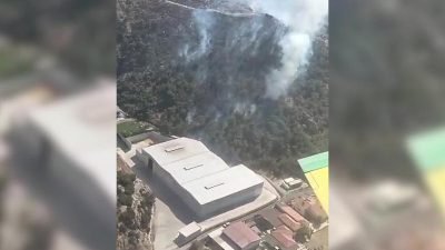 İzmir Büyükşehir Belediyesi’ne bağlı itfaiye ekipleri, Foça Ilıpınar’da çıkan orman