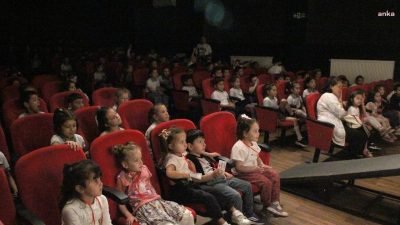 Giresun Belediyesi Şehir Tiyatrosu, yeni sezona Çılgın Zaman Yolculuğu oyunuyla başladı.