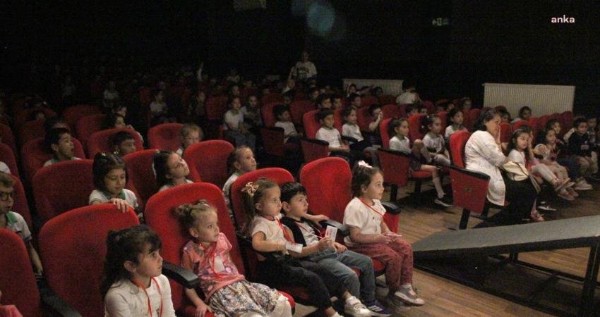 Giresun Belediyesi Şehir Tiyatrosu, yeni sezona Çılgın Zaman Yolculuğu oyunuyla başladı.