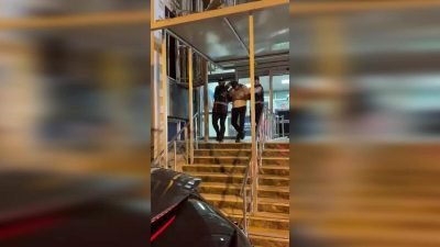 Harbiye Vali Konağı Caddesi'nde akşam saatlerinde silahlı kavga çıktı. Aralarında