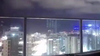 İsrail'in Lübnan'a gerçekleştirdiği hava saldırısından sonra Hizbullah tarafından ateşlenen roketler