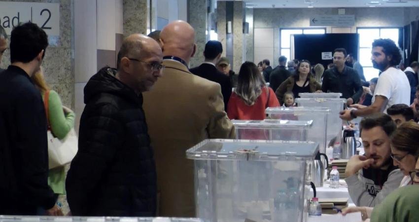 İstanbul Barosu Genel Kurulu’nda başkanlık seçimi için oy verme işlemi