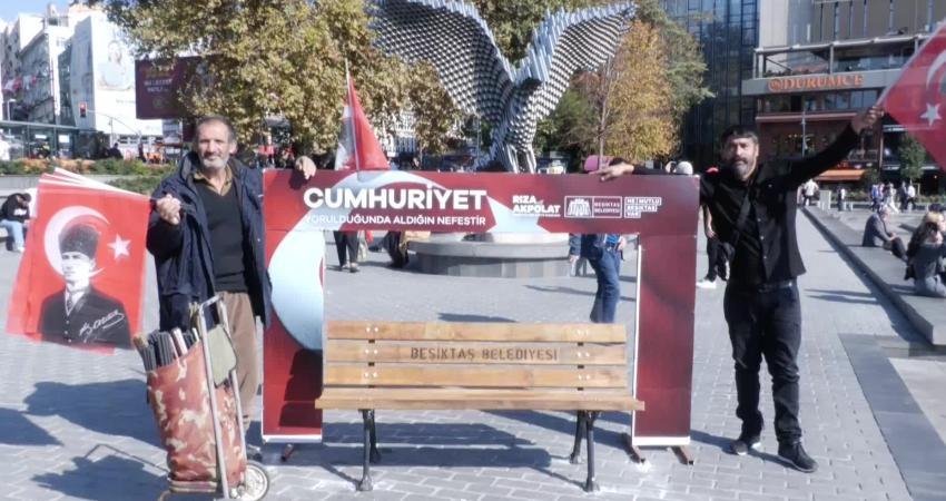 Cumhuriyet Bayramı’nda, İstanbul Beşiktaş Meydanı’ndaki yurttaşlar, duygularını ANKA Haber Ajansı’na anlattı.