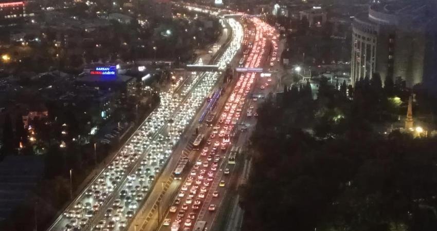 İstanbul'da akşam trafiğinde yoğunluk yaşanıyor. İBB trafik haritasında 18.30 sıralarında