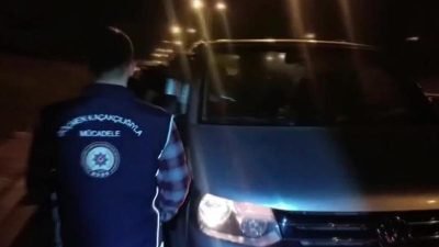 İstanbul'da göçmen kaçakçılarına yönelik operasyonda, bir minibüste bulunan 18 düzensiz