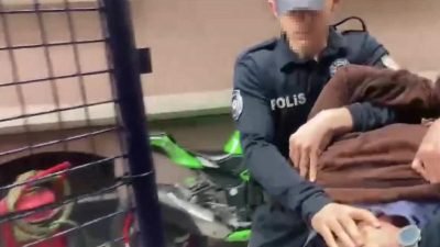 Beyoğlu ilçesindeki İstiklal Caddesi’nde görev yapan polis memurunu boynundan bıçaklayan