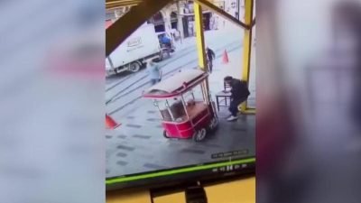 İstanbul'un en işlek noktalarından İstiklal Caddesi’nde bir polis memuru bıçaklı
