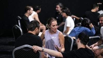 İzmir Şehir Tiyatroları oyuncuları atölyelerde farklı oyunculuk teknikleri üzerindeki uzmanlıklarını