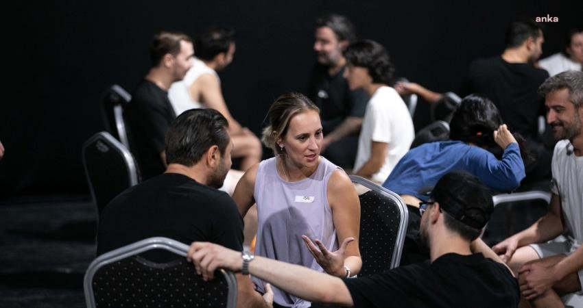 İzmir Şehir Tiyatroları oyuncuları atölyelerde farklı oyunculuk teknikleri üzerindeki uzmanlıklarını