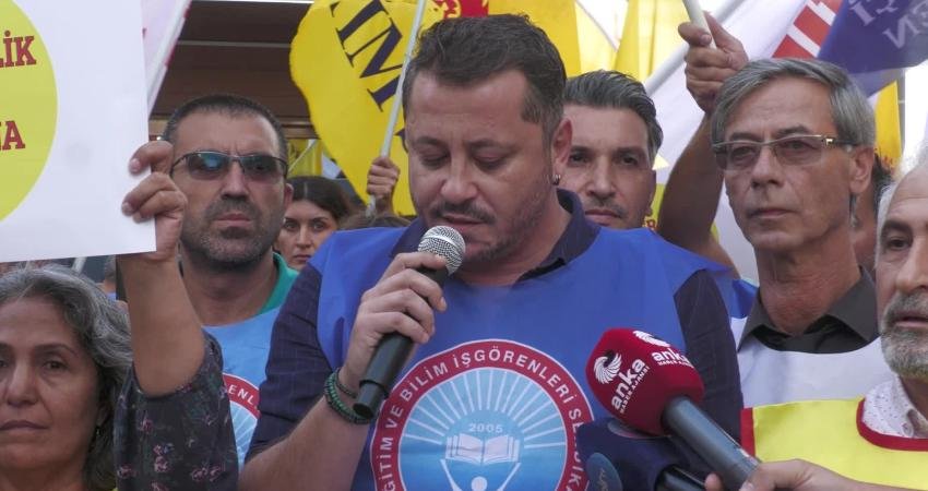 İzmir İl Milli Eğitim Müdürlüğü önünde toplanan eğitim sendikaları, TBMM