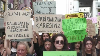 İzmir'de kadın ve çocuk cinayetlerini protesto eden sivil toplum kuruluşları