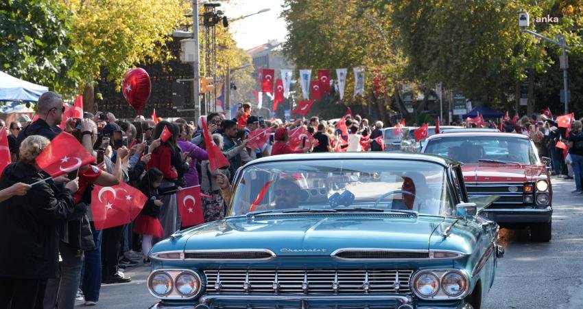 Kadıköy’de 29 Ekim Cumhuriyet Bayramı kutlamaları devam ediyor. Bağdat Caddesi’nde