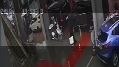 Esenyurt'ta geçen hafta bir oto galerisine kara çarşaf giymiş kadın
