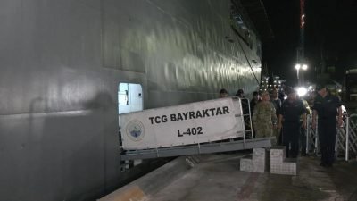 İsrail'in saldırılarını sürdürdüğü Lübnan'dan tahliye edilerek gemiyle Mersin Limanı'na getirilen