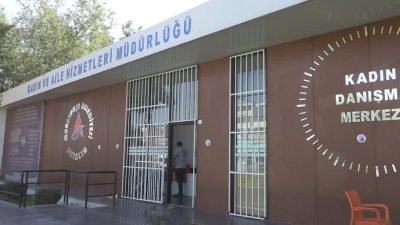 Muratpaşa Belediyesi’nin kadınların evlerinde küçük tadilatları kendilerinin yapabilmelerini sağlayacak "Evimin