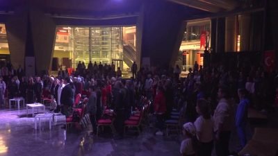 Osmangazi Belediyesi'nin Cumhuriyet Bayramı kutlamaları kapsamında düzenlediği etkinlikte sahne alan