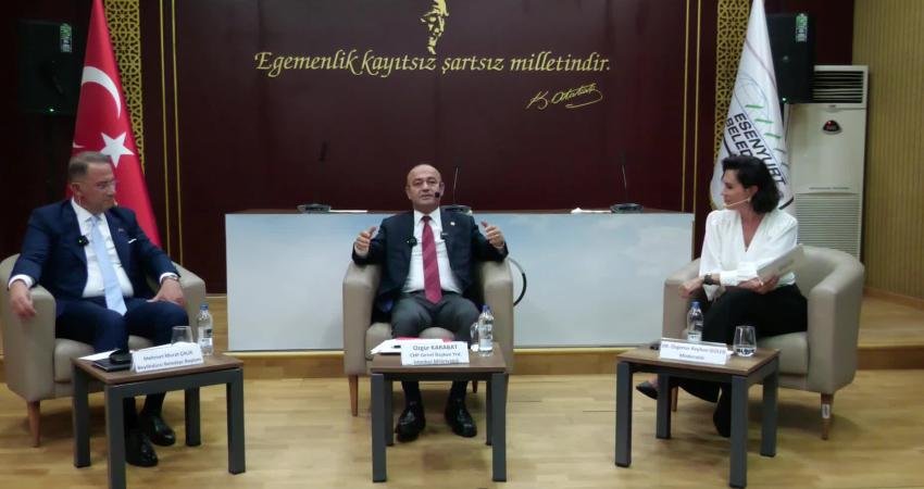 Esenyurt Kardeş Kültürler Festivali'nde konuşan CHP Genel Başkan Yardımcısı Özgür